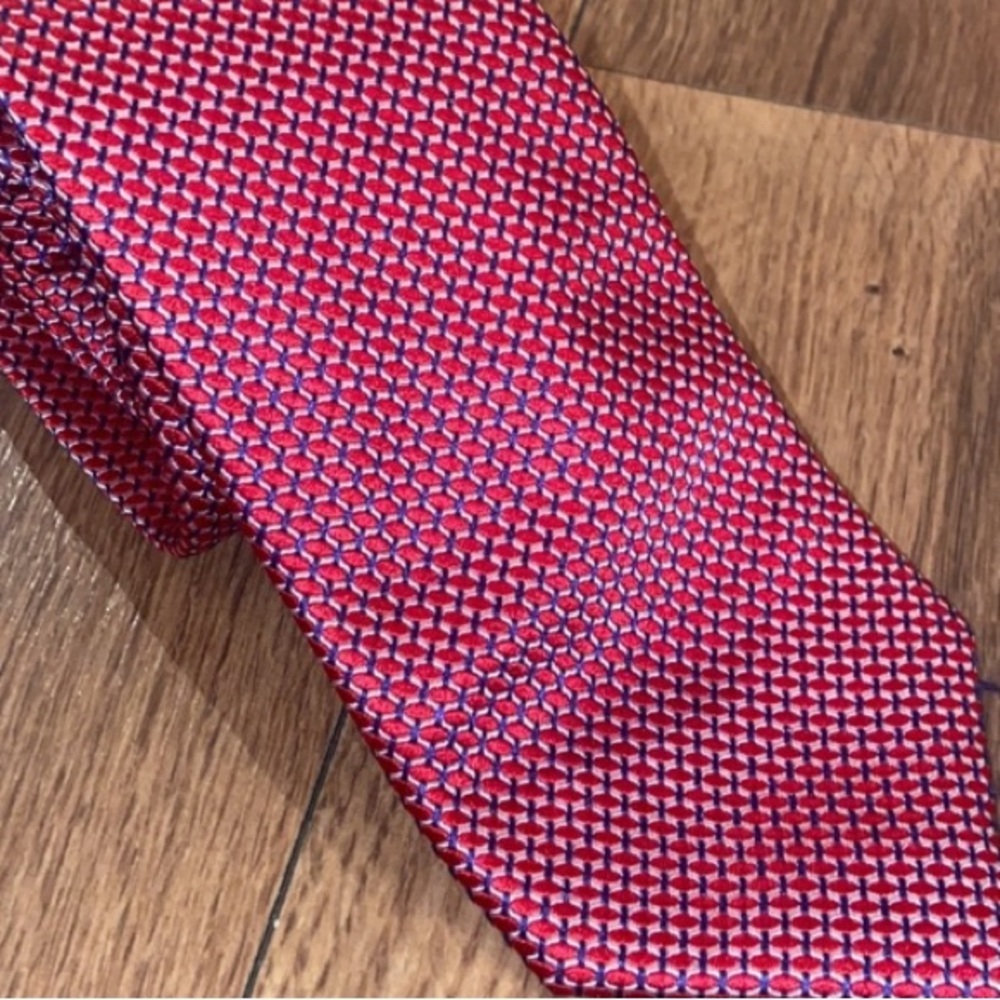 Charles Thyrwhitt tie. 100% Silk. Red and blue